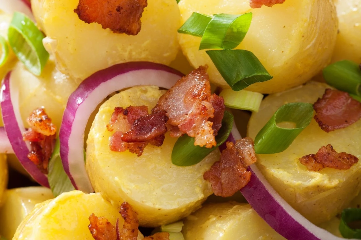 Wykorzystaj młode ziemniaki i przyrządź pyszną niskokaloryczną sałatkę