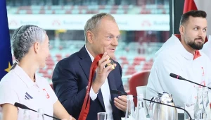 Donald Tusk (na środku) podczas spotkania z paralimpijczykami