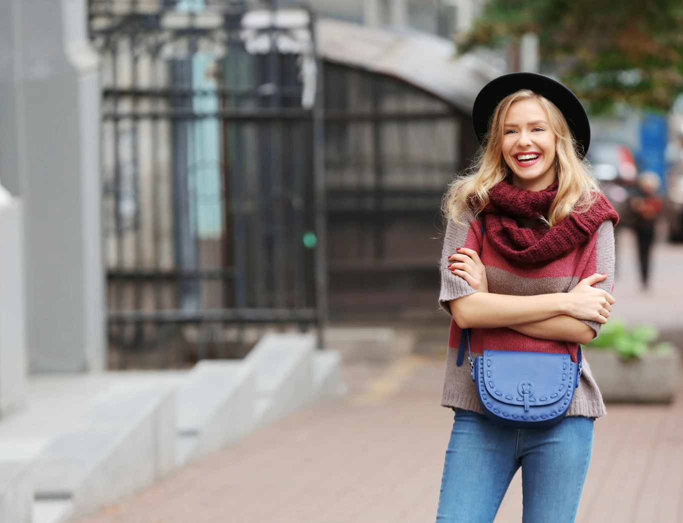 Szaliki tej jesieni warto zastąpić lekkimi i ciepłymi kominami na szyję.