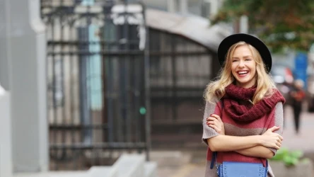 Szaliki tej jesieni warto zastąpić lekkimi i ciepłymi kominami na szyję. Co w tym sezonie będzie modne?