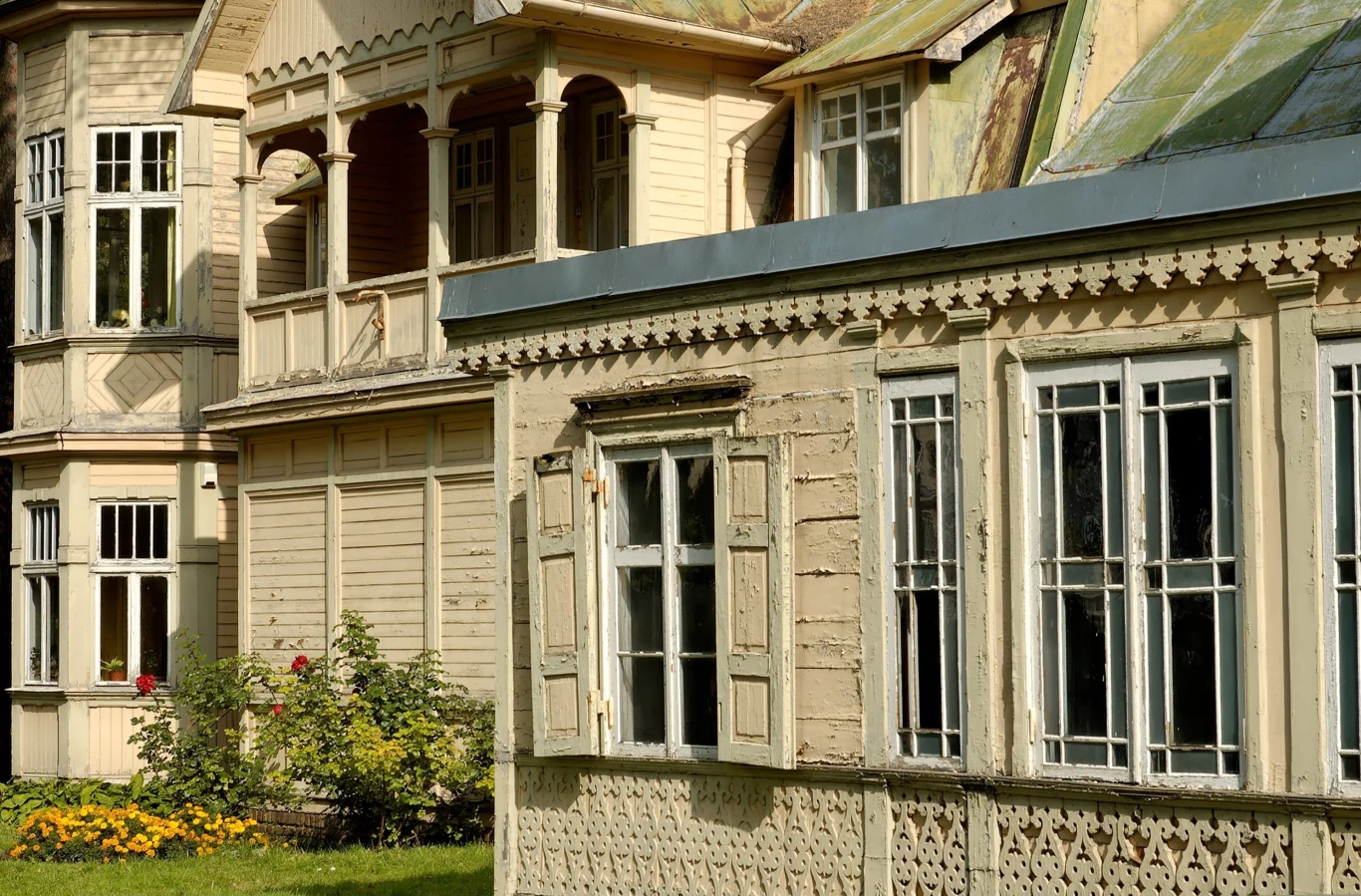 Wille Jurmały zachwycają rzeźbionymi, misternymi elementami Wille Jurmały zachwycają rzeźbionymi, misternymi elementami