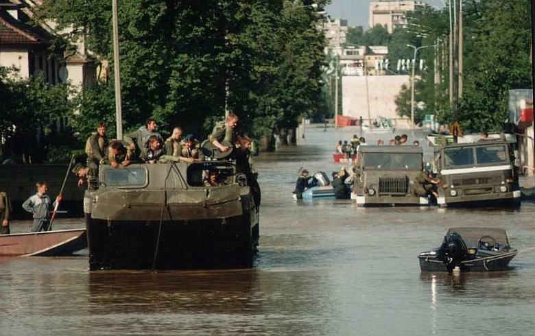 Wóz PTS-M podczas powodzi tysiąclecia