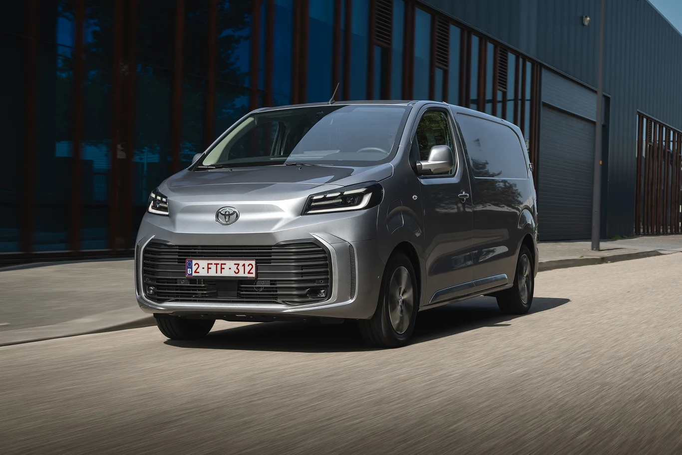 Toyota Proace utrzymała drugą pozycję w segmencie średnich samochodów dostawczych.