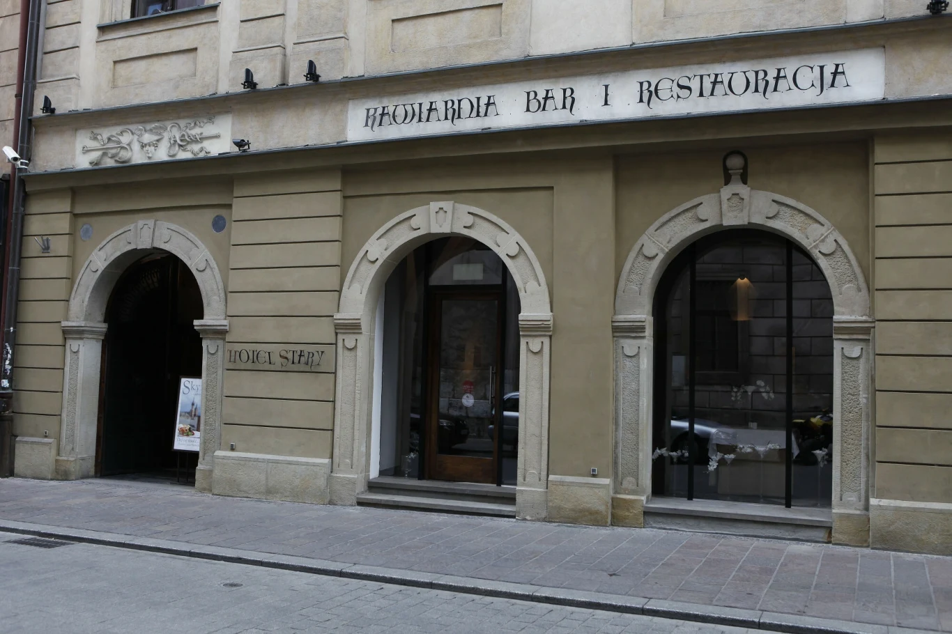  Serialowy Luc poleca wizytę gołąbki w restauracji "Trzy Rybki" - lokalu mieszczącym się w otwartej przestrzeni parteru Hotelu Stary. 