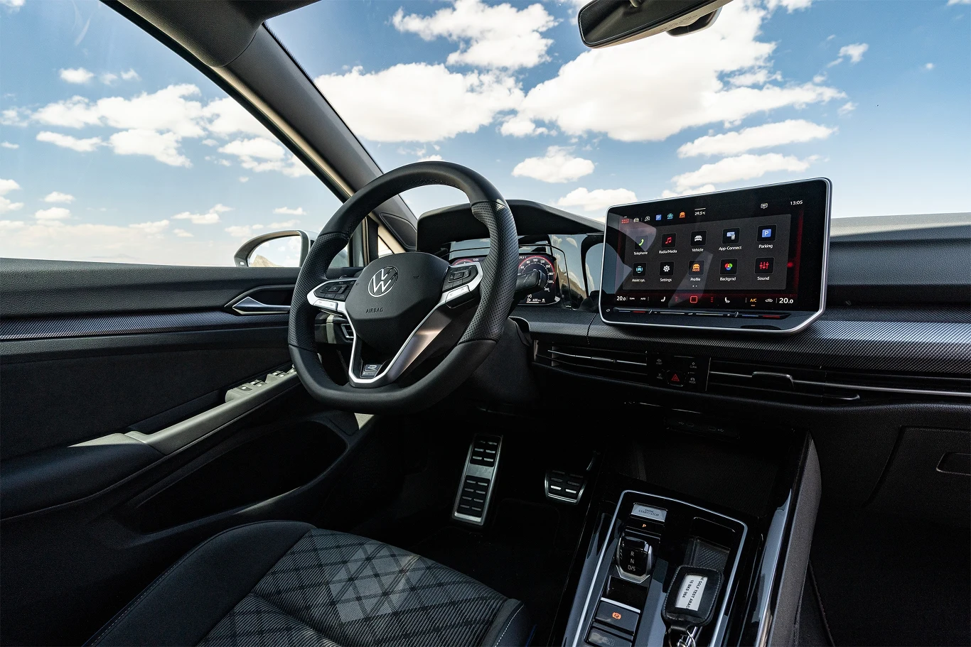 Volkswagen Golf ósmej generacji jest dostępny z silnikami benzynowymi, wysokoprężnymi i jako hybryda plug-in.