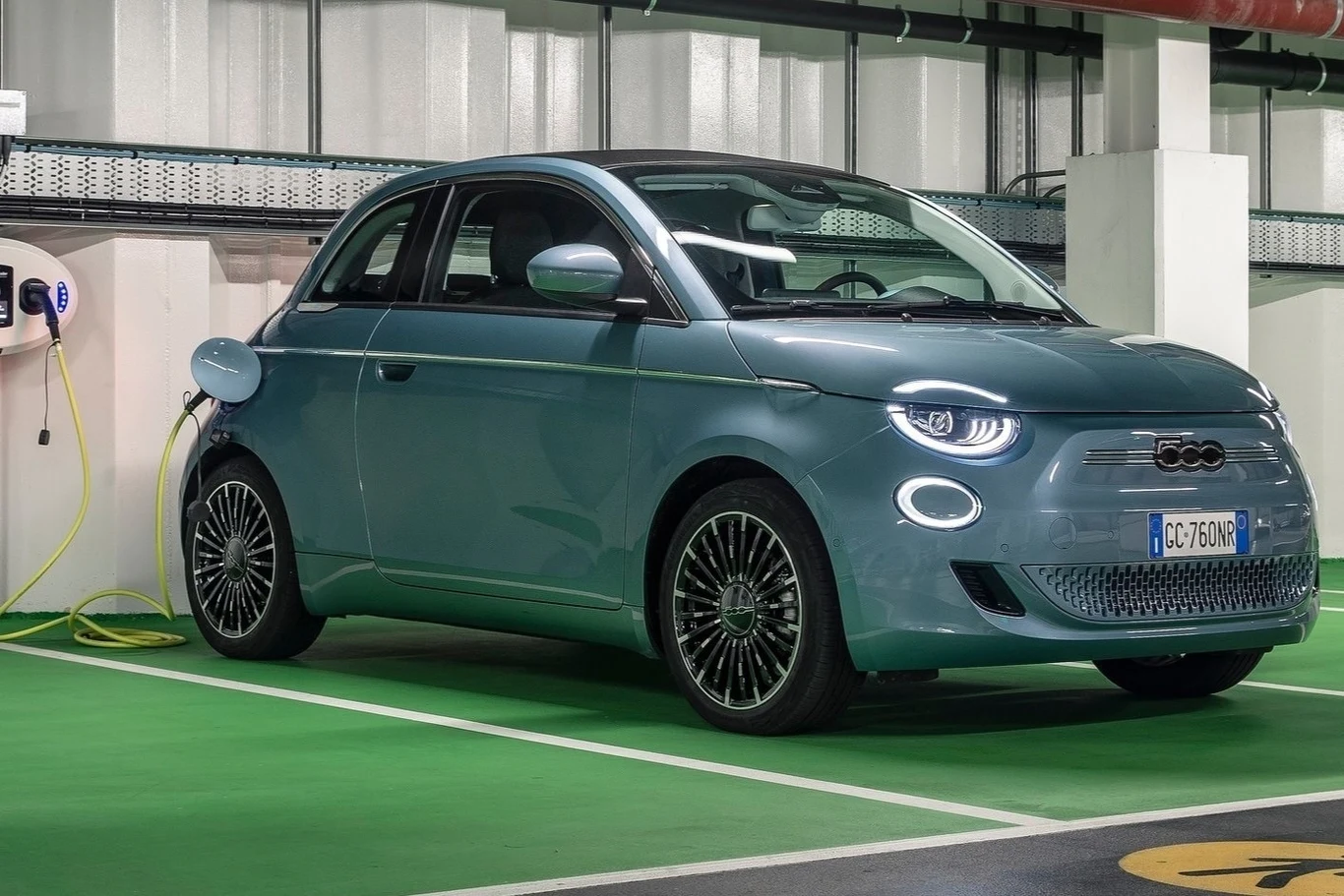 Od 13 września produkcja Fiata 500e jest wstrzymana na cztery tygodnie. 