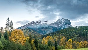 Malowniczy szlak górski tuż przy Polskiej granicy. Wrzesień już ozdobił go kolorami jesieni