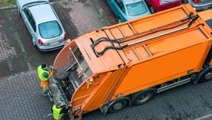 Śmieciarka nie jest pojazdem uprzywilejowanym, choć pełni kluczową rolę w przestrzeni miejskiej