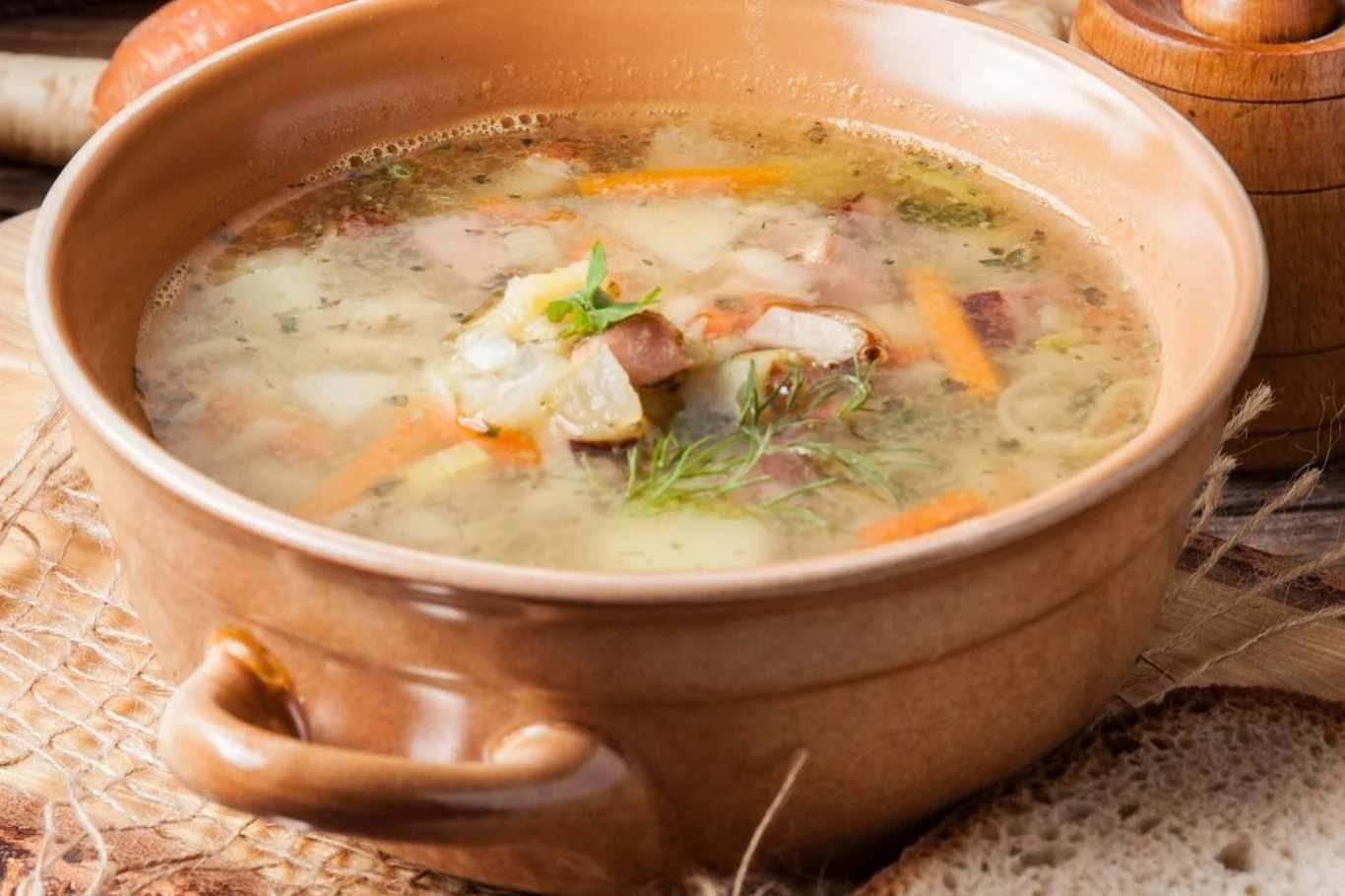 Grochówka to prosta w przygotowaniu, rozgrzewająca i sycąca zupa Grochówka to prosta w przygotowaniu, rozgrzewająca i sycąca zupa
