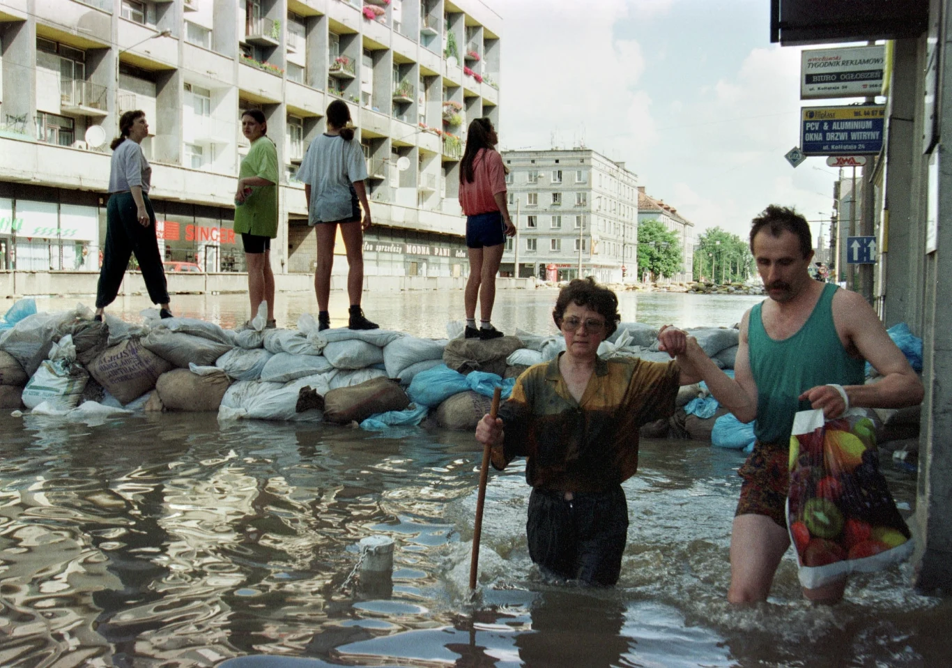 Polacy podczas powodzi w 1997 roku Polacy podczas powodzi w 1997 roku