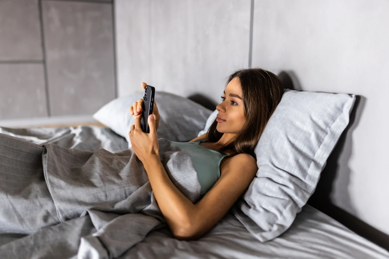 Przygotowując się do spania, warto rezygnować z przeglądania telefonu Przygotowując się do spania, warto rezygnować z przeglądania telefonu