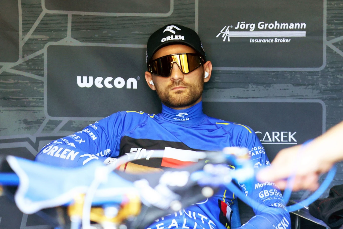 Bartosz Zmarzlik relaksuje się przed startem.