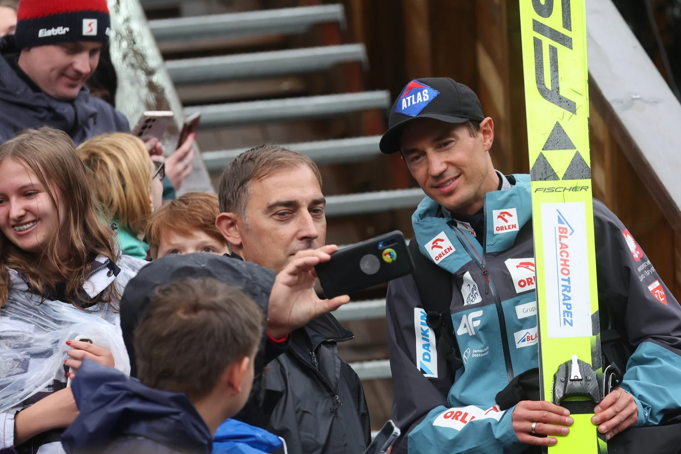 Kamil Stoch pozuje z fanami