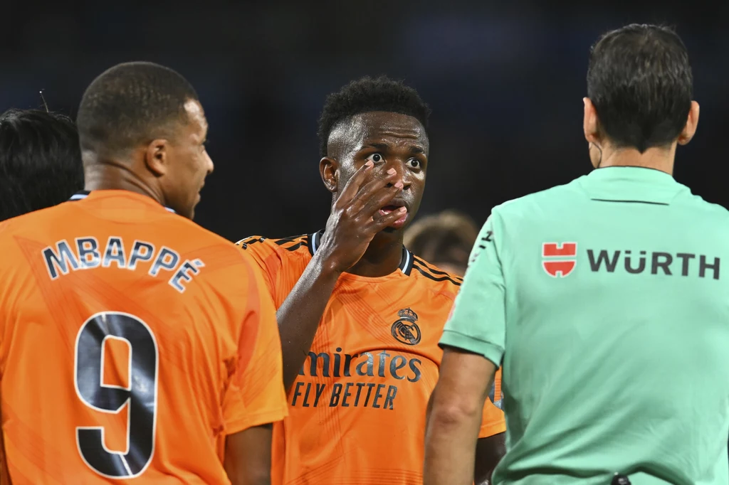Kylian Mbappe i Vinicius w rozmowie z arbitrem Kylian Mbappe i Vinicius w rozmowie z arbitrem