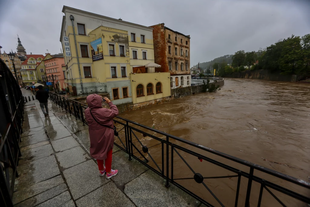 Poziom Nysy Kłodzkiej się podnosi. Woda wlewa się do kamienic 