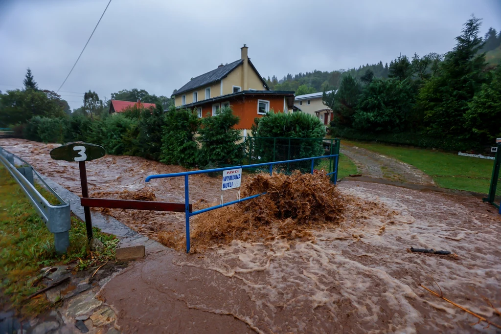 Poziom Nysy Kłodzkiej niebezpiecznie się podnosi 