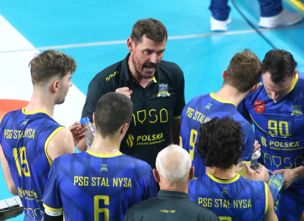 Daniel Pliński, trener Stali Nysa, ze swoimi zawodnikami Daniel Pliński, trener Stali Nysa, ze swoimi zawodnikami