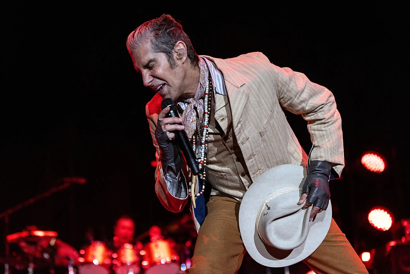 Perry Farrell (Jane's Addiction) w akcji Perry Farrell (Jane's Addiction) w akcji