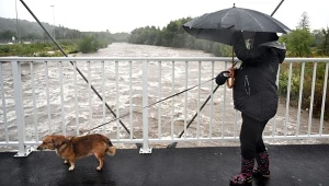 Minister Tomasz Siemoniak zaapelował, by nie zbliżać się do terenów powodziowych i nie uprawiać "turystyki klęskowej"