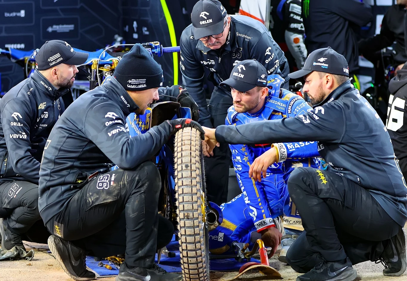Bartosz Zmarzlik z teamem. Praca nad ustawieniami motocykla. Bartosz Zmarzlik z teamem. Praca nad ustawieniami motocykla.