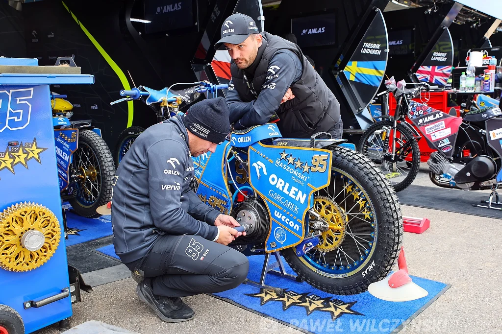 Bartosz Zmarzlik w parku maszyn.