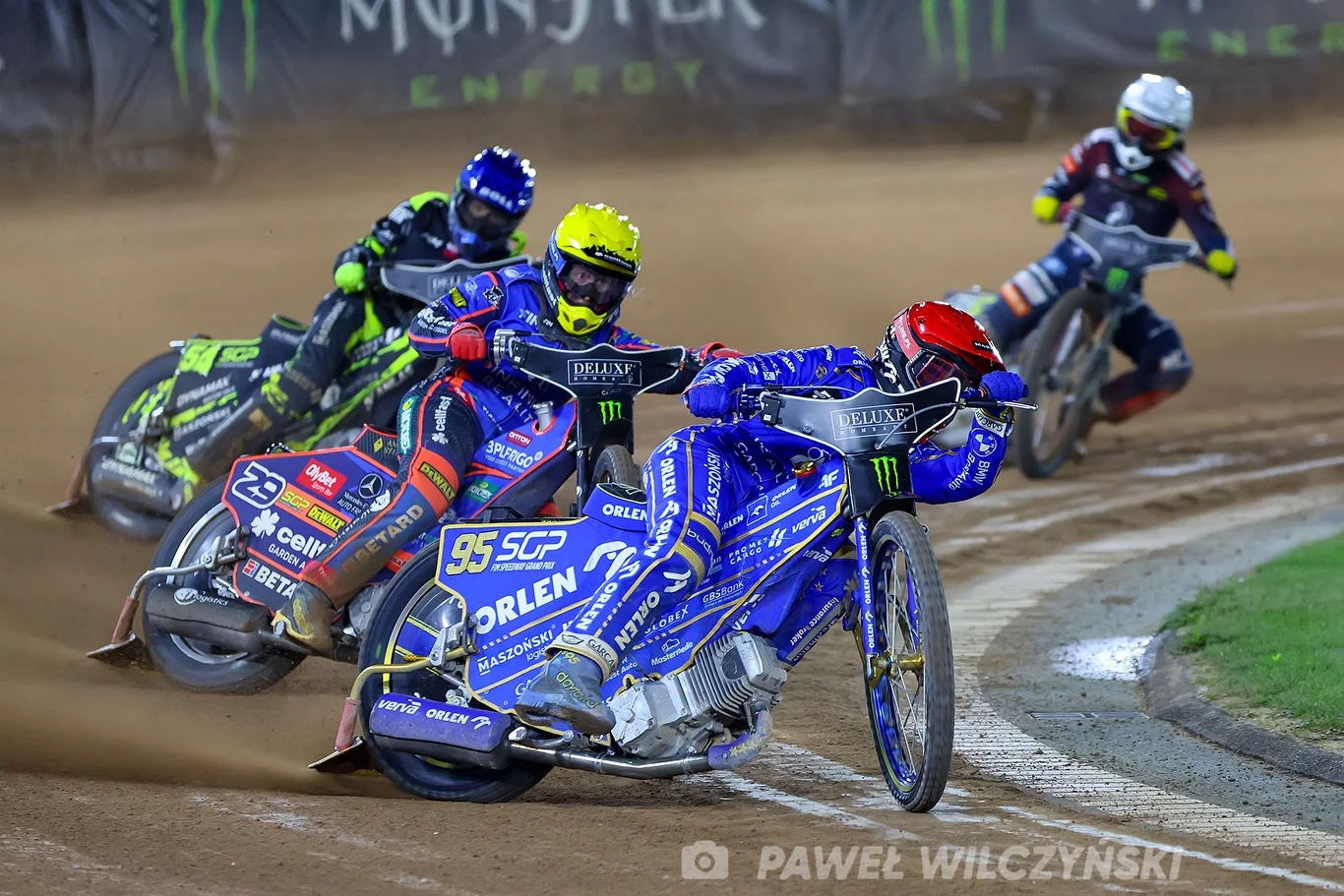 Bieg półfinałowy Grand Prix Danii w Vojens. Prowadzi Bartosz Zmarzlik przed Andrzejem Lebiediewem. Bieg półfinałowy Grand Prix Danii w Vojens. Prowadzi Bartosz Zmarzlik przed Andrzejem Lebiediewem.