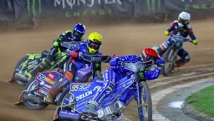 Bieg półfinałowy Grand Prix Danii w Vojens. Prowadzi Bartosz Zmarzlik przed Andrzejem Lebiediewem.