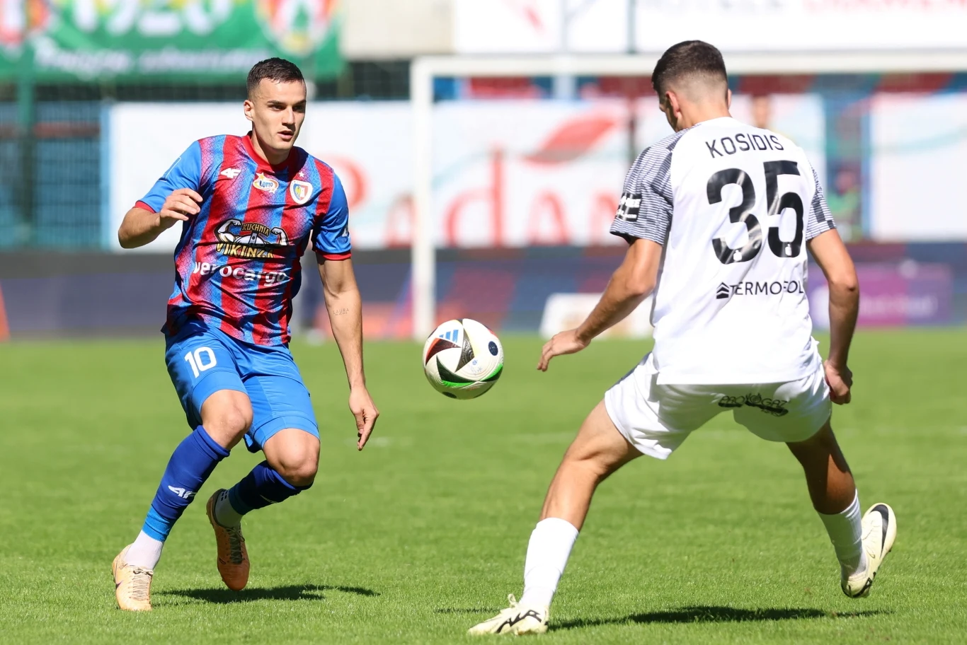 Patryk Dziczek (Piast) i Michalis Kosidis (Puszcza)