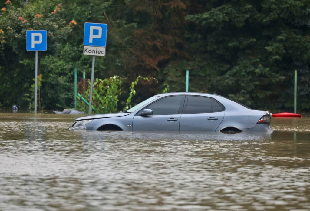 Co zrobić z samochodem po powodzi?