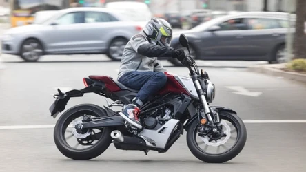 Posiadając prawo jazdy kategorii B, możemy jeździć nie tylko motocyklami z silnikami 125 cm3