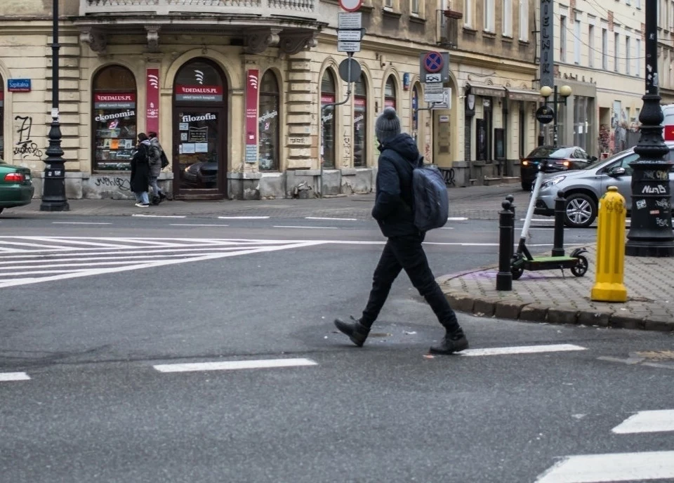 Czy pieszy może mieć pierwszeństwo poza przejściem dla pieszych?