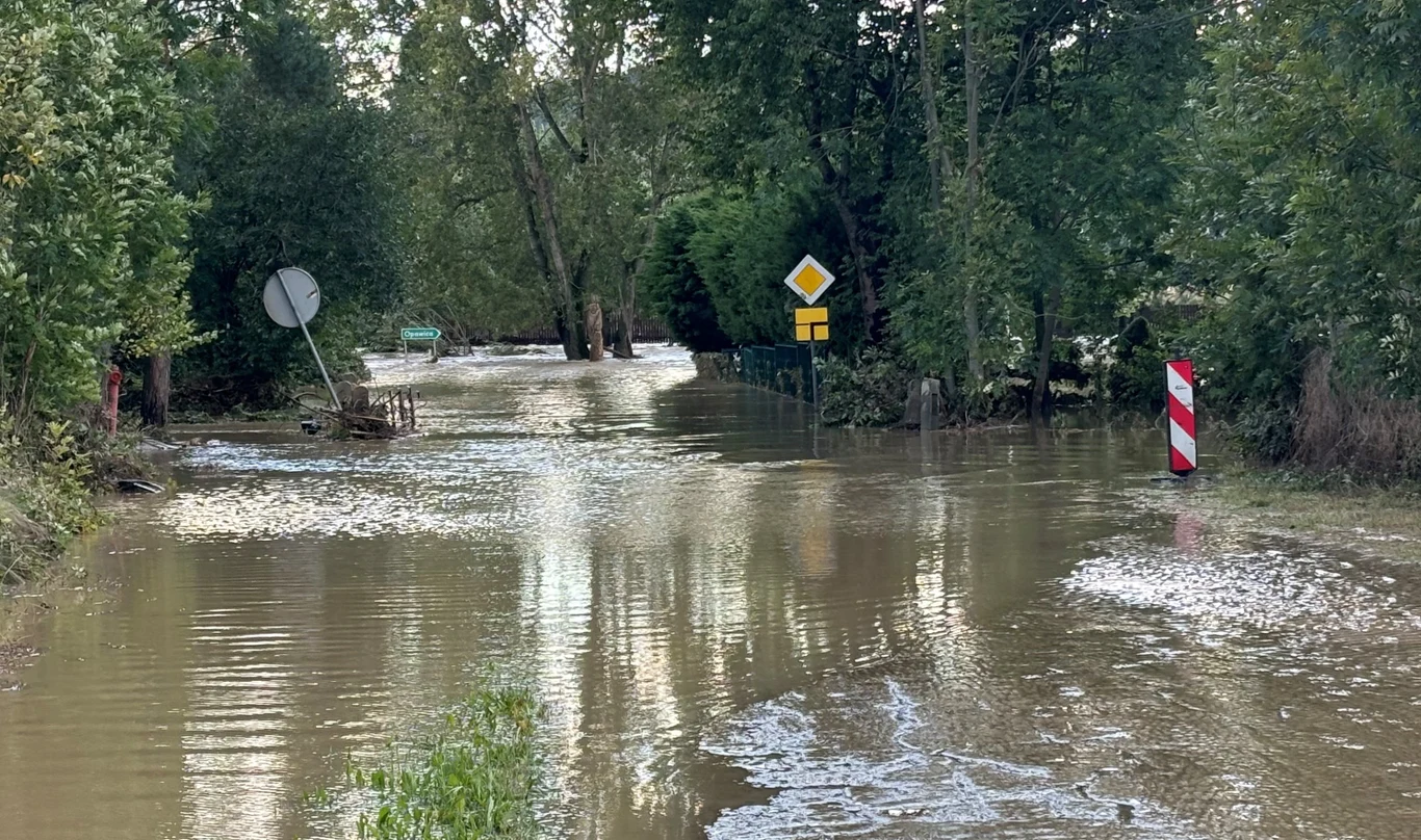 Zalana Chomiąża. W tle (na wysokości drogowskazu) rzeka Opawa Zalana Chomiąża. W tle (na wysokości drogowskazu) rzeka Opawa