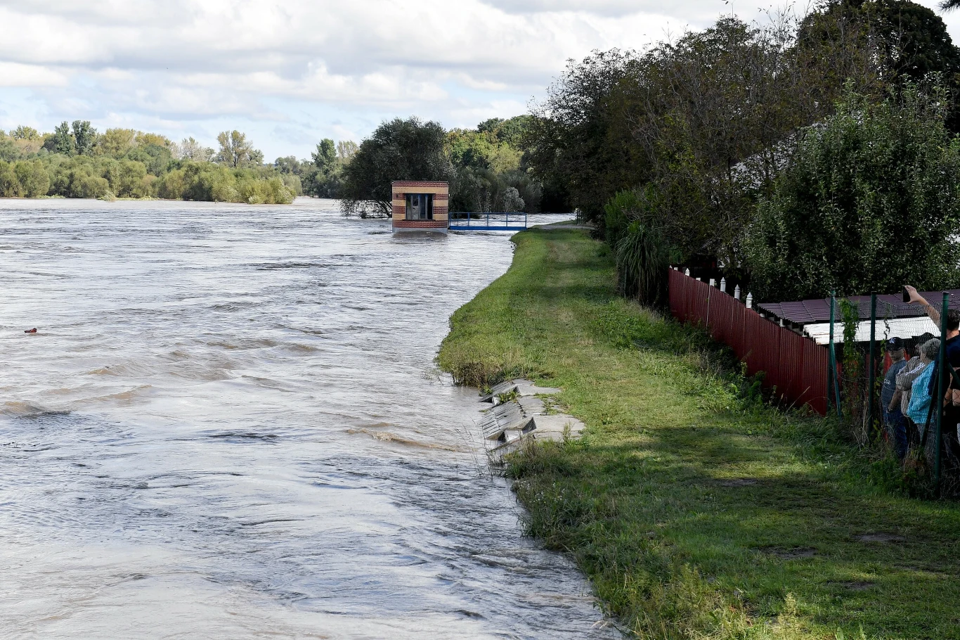 Sytuacja powodziowa w Chałupkach w niedzielę Sytuacja powodziowa w Chałupkach w niedzielę