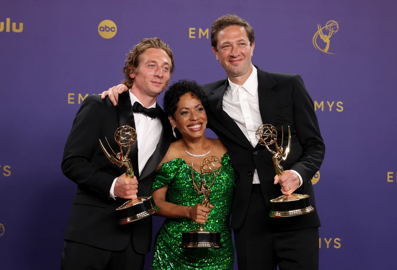 Jeremy Allen White, Liza Colón-Zayas i Ebon Moss-Bachrach ze statuetkami za role w serialu "The Bear"