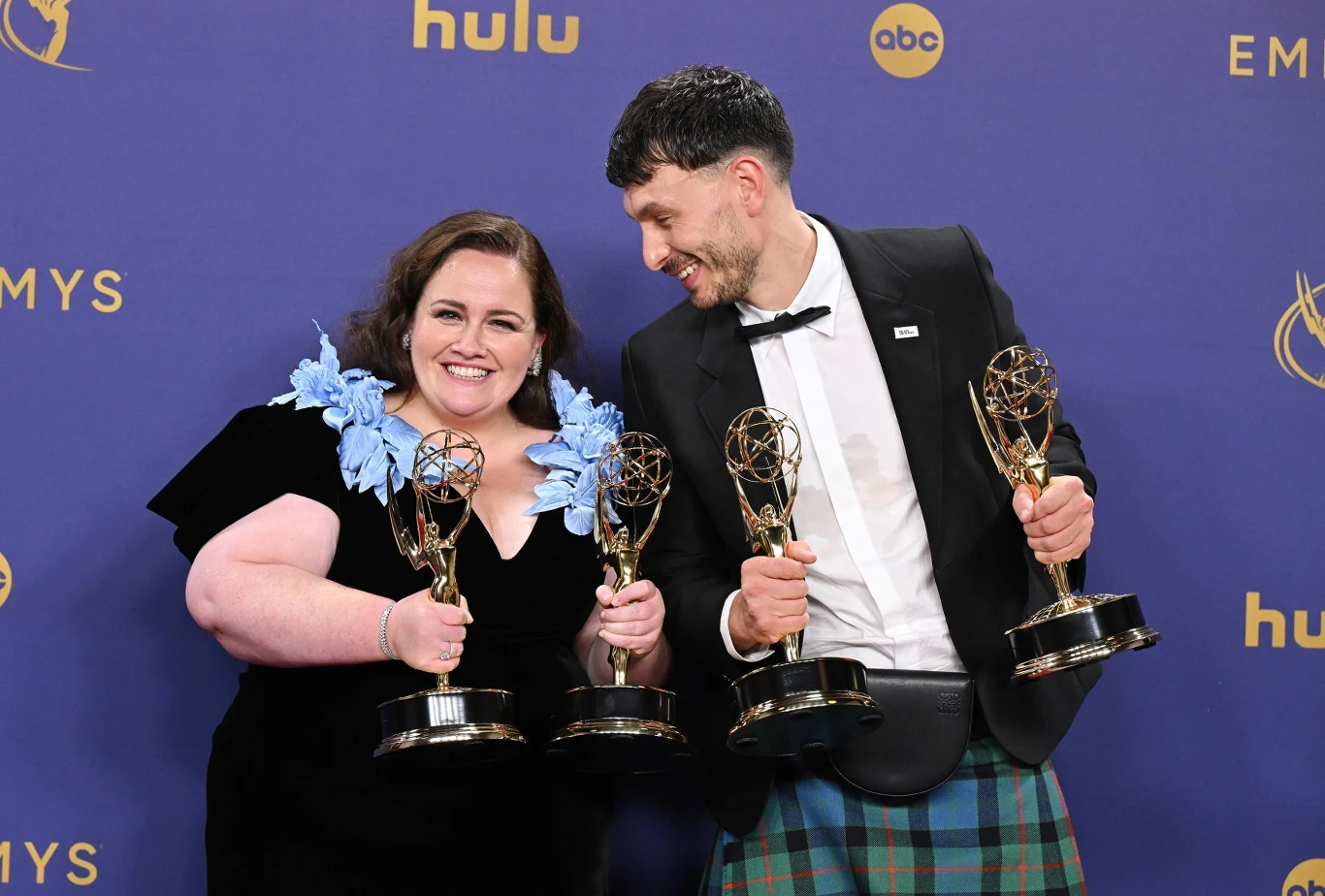 Jessica Gunning i Richard Gadd ze statuetkami Emmy za miniserial "Reniferek"