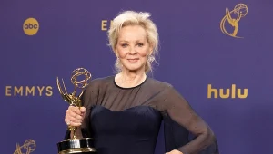 Jean Smart ze statuetką Emmy za rolę w serialu "Hacks"