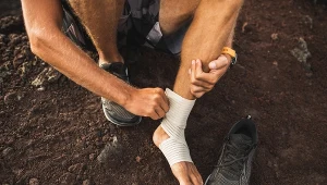 Odszkodowanie za skręcenie kostki. Pieniądze można otrzymać z różnych źródeł.