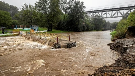 Powódź w Polsce dokonała wielu zniszczeń na południu Polski. W poniedziałek deszczu będzie mniej, jednak nie zabraknie burz, a na rzekach wciąż utrzymują się ostrzeżenia hydrologiczne trzeciego stopnia