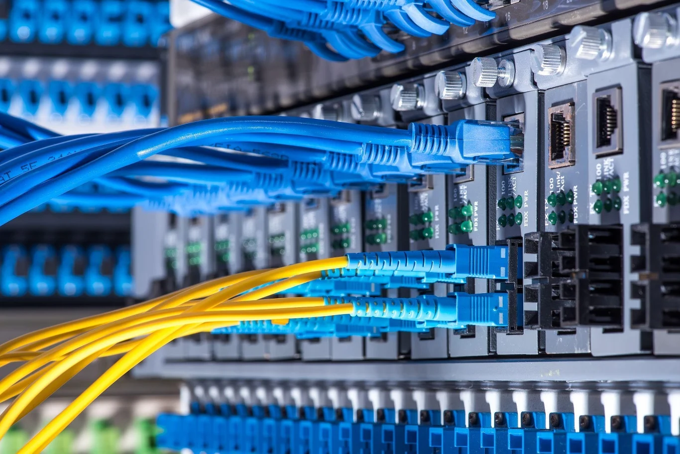 Światłowód / zdj. poglądowe Kabel światłowodowy z pustym rdzeniem, fotografia poglądowa użyta w artykule o nowej technologii optycznej.