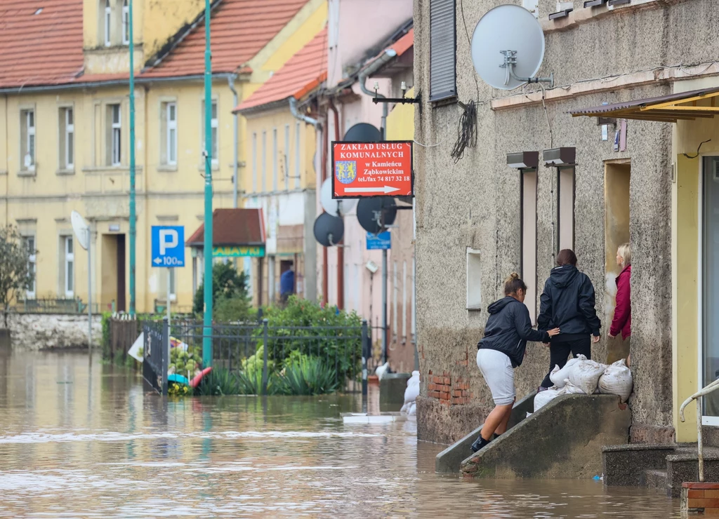 Osoby poszkodowane w wyniku powodzi otrzymają zasiłki powodziowe i środki na remont budynków