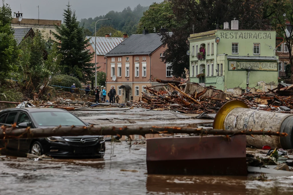 Lądek-Zdrój po przejściu fali w wyniku pęknięcia zapory. Teraz Wrocław szykuje się na walkę z żywiołem