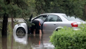 Powódź zalała auto. Czy naprawa samochodu ma sens?