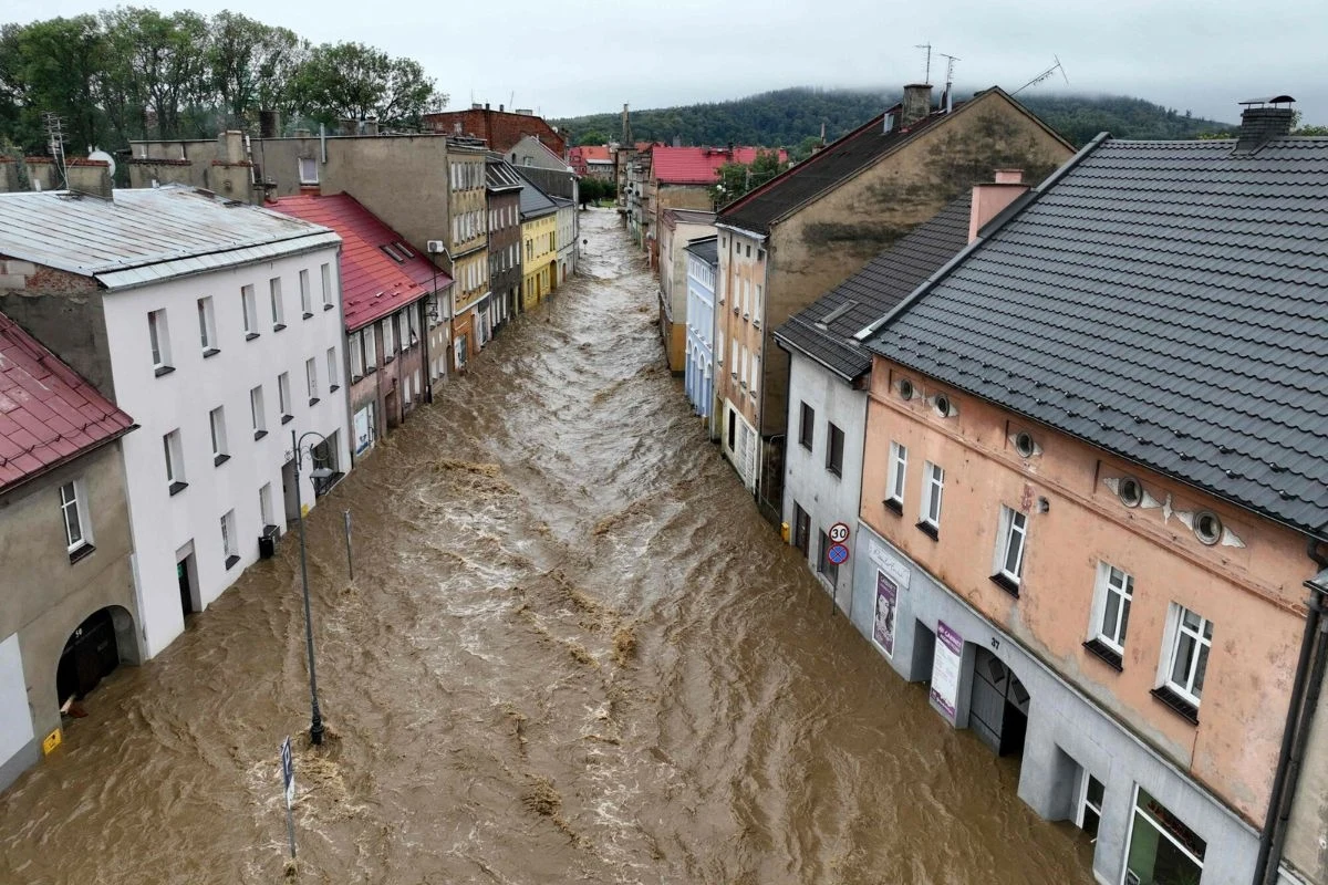 Woda z rzek podmywa kanalizacje, cmentarze, a także niesie ze sobą martwe zwierzęta, stając się realnym zagrożeniem dla zdrowia ludzi