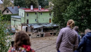 Nie potrafią ujarzmić ciekawości. Turystyka powodziowa utrudnia pracę ratowników