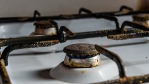 Znowu przypaliłeś kuchenkę? Tak szybko wyczyścisz palniki 