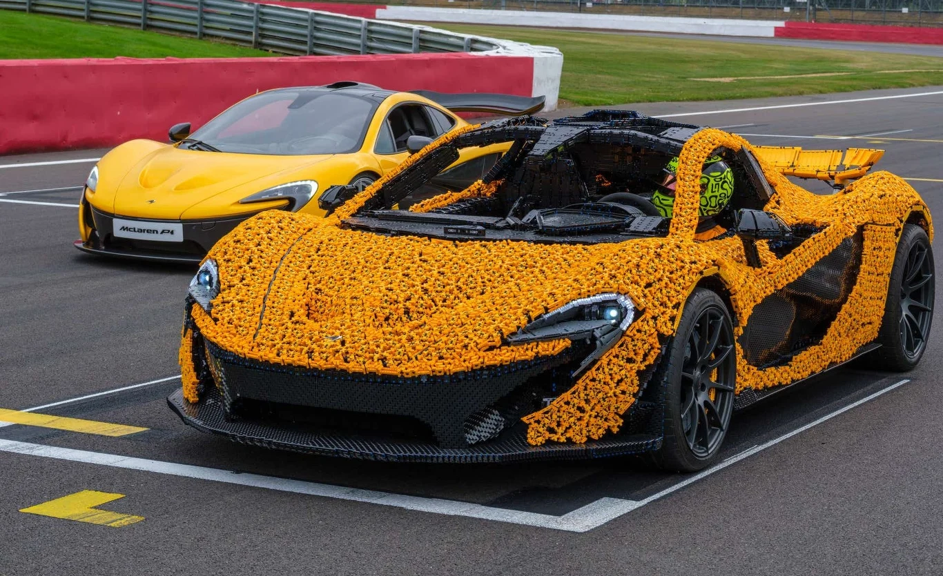 Lando Norris za kierownicą McLarena z klocków LEGO Lando Norris za kierownicą McLarena z klocków LEGO