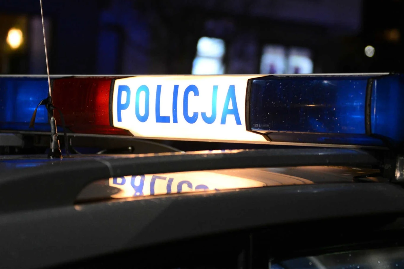 Zatrzymanie obywatelskie we wsi Mirków. Kierowca zasnął na środku skrzyżowania. Zatrzymanie obywatelskie we wsi Mirków. Kierowca zasnął na środku skrzyżowania.