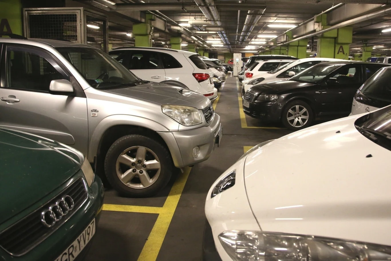 W podziemnych parkingach panuje temperatura dodatnia, która umożliwia samoistne rozmrożenie letniego płynu w układzie spryskiwaczy. Jednak to wymaga czasu.