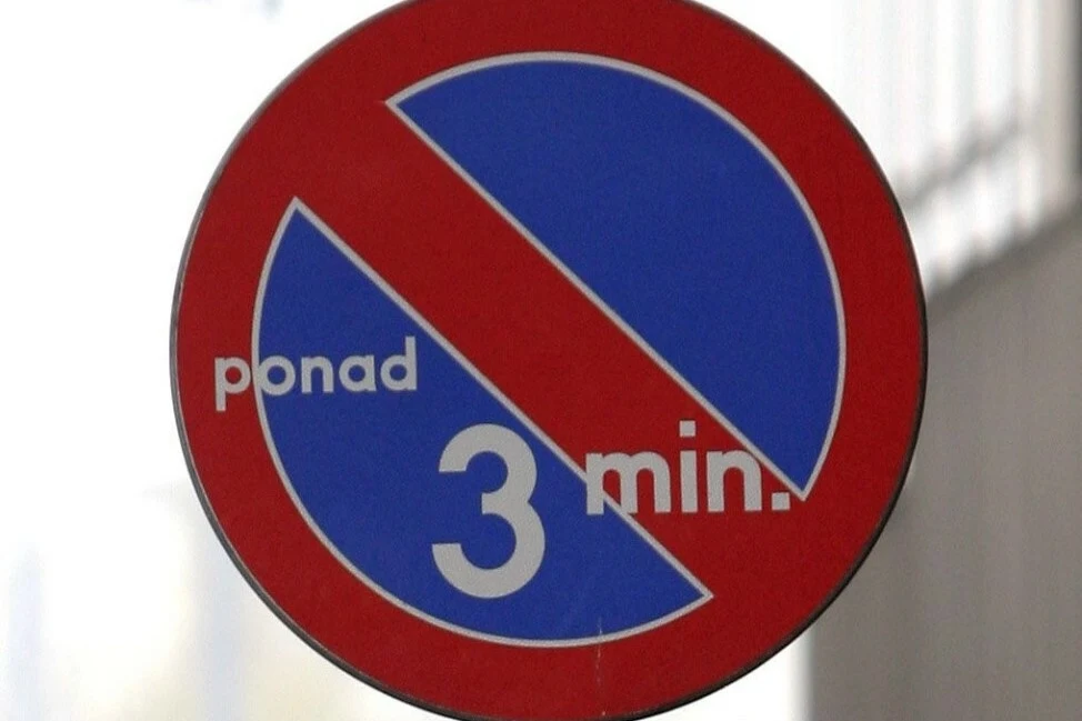 Na znaku B-35 lub na tabliczce poniżej pojawiają się konkretne informacje dotyczące długości postoju. Na znaku B-35 lub na tabliczce poniżej pojawiają się konkretne informacje dotyczące długości postoju.