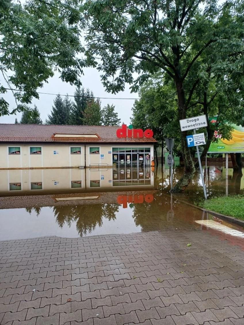 Zamknięty supermarket Dino w Łomnicy